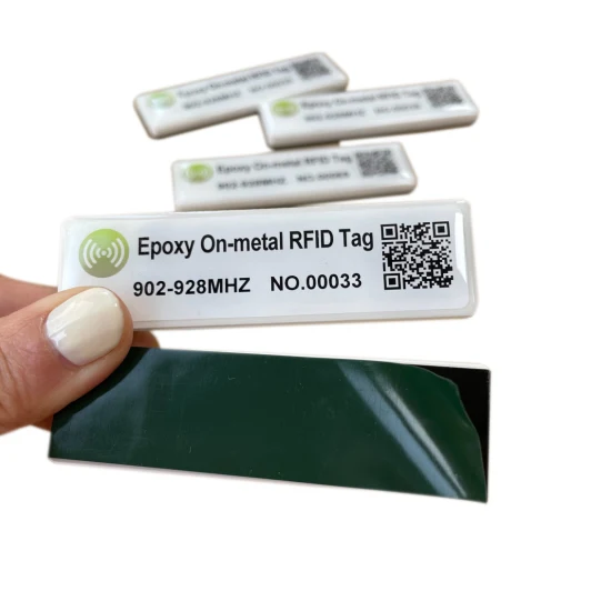 Etiqueta adhesiva RFID antimetal flexible de largo alcance UHF suave en etiqueta de metal Seguimiento de activos industriales suaves Etiqueta antimetal RFID UHF imprimible